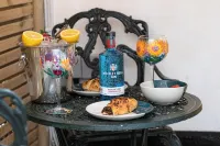 Entire Harbourside Lodge and Courtyard, just a few feet from Mevagissey Harbour