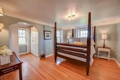 Avon Acres Farmhouse - Original 1910 home with modern updates and lots of charm! Hotels near Skagit Valley Softball Fields