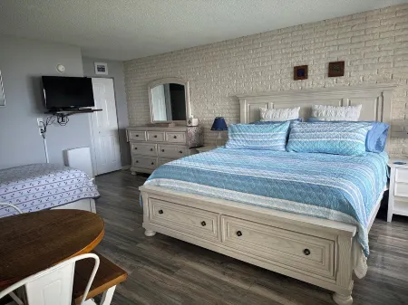 Lakefront Condo on Crooked Lake, Family-Friendly, Boat Slip Available Отели рядом с достопримечательностью «Заказник Менонаква Вудс»