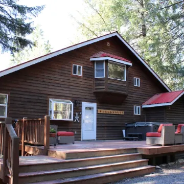 Remodeled woodland oasis for those who want it all