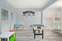 Hot Tub! 4BR 3BA Modern, newly remodeled, 16 ppl