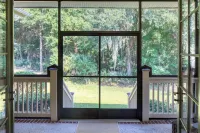 Hampton Hideaway-Quaint Golf Cottage, Newly Renovated