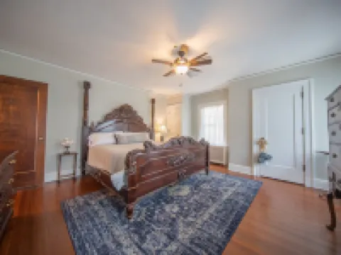 Beautiful home near Ocean Beach Park. 新倫敦酒店