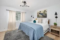 LOCATION! *2 POOLS *WALK TO BEACH & PIER VILLAGE*