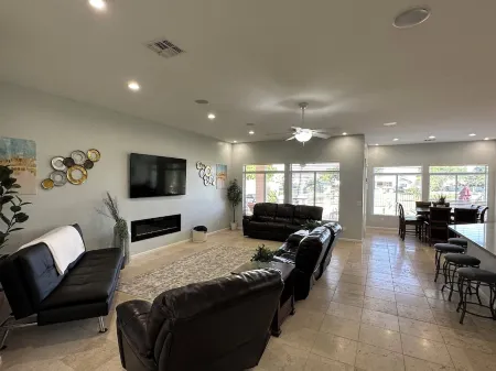 Water/Golf Course Backyard | Heated Pool Included in Price | Modern 3 bedroom Отели в г. Чендлер