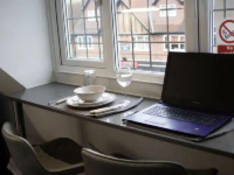 Big Loft in the Heart of Cheam Village (35 min from London City) โรงแรมในSutton