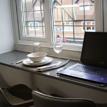 Big Loft in the Heart of Cheam Village (35 min from London City)