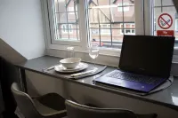 Big Loft in the Heart of Cheam Village (35 min from London City)