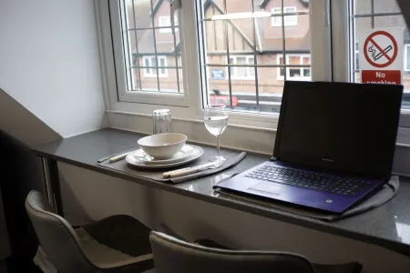 Big Loft in the Heart of Cheam Village (35 min from London City)