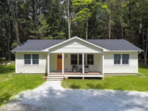 Adventure Ready Ranch Sleeps 10 & 0.7 mi to GB Main St. Wi-Fi + Hot Tub.