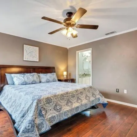 Family Fun Haven: 3 Bed/2 Bath/6 Mi to Legoland/Pet Friendly!