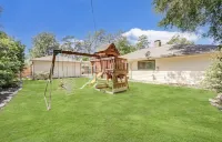 Spacious 4BR for Groups - 3 min to Woodlands Mall, Concerts & More!