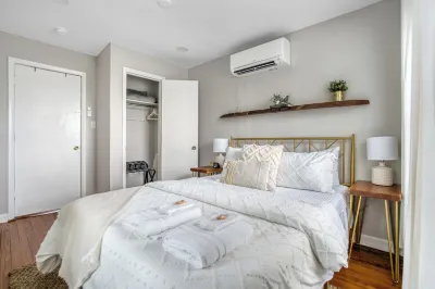 Pet-friendly, heart of downtown C. 버 아츠 공공도서관 주변 호텔