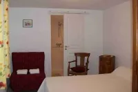 Comfortable Gite with pool close to the city and the countryside