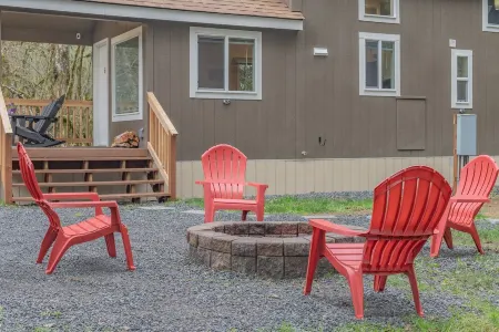 Cozy Tiny Home w/Hot tub and firepit close to Mt. Rainer Nat.Park & Restaurants