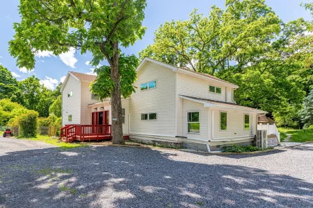 The Charming Cabin Hottub*Gym*Firepit (Pet-friendly)