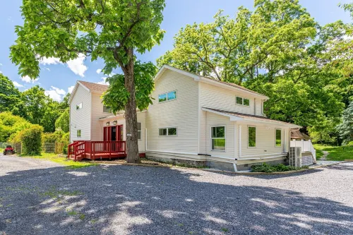 The Charming Cabin Hottub*Gym*Firepit (Pet-friendly)