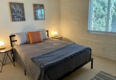 Desert paradise with  pool. Charming 3-bedroom house pet friendly in Tucson! 호프 캠프 주변 호텔