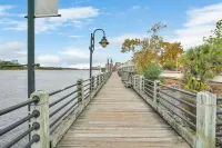 HEART OF DOWNTOWN (Riverwalk, River View, Walk to Shopping, Dining, and Spirits)