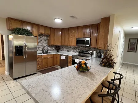 Modern Updated Family HOME Отели рядом с достопримечательностью «Зоопарк Эллен Траут»