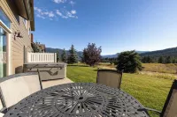 New listing! Recently updated chalet in Big Sky. Hot tub & close to town center!