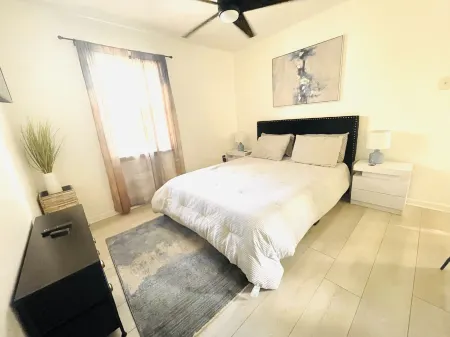 Tuxedo Touch Modern 2BR Townhouse Отели в г. Смирна