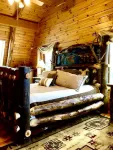 Charming chalet with 5 bedrooms and WiFi, fitness room in peaceful Roxbury Hotels in Roxbury