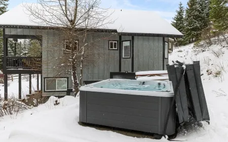 AC, Hot tub, Mountain View, Pet friendly Cabin