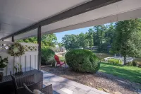 Cozy 1-bedroom condo in charming Flat Rock. Hotels near Firefly Craft Gallery