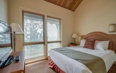 Best Location and layout at 7th Mountain 1024 SF 2 Bed/2 Bath - Pet Friendly