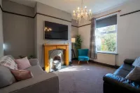 Spacious, sleeps 8, dog friendly, safe garden