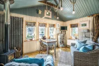 The Birdhouse - a luxurious cottage with log burner in the Highlands