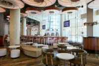 Renaissance Arlington Capital View Hotel - bar