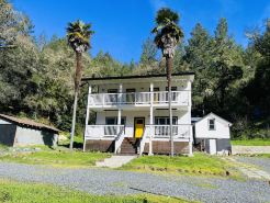 Petunia's Place; Landmark 1857 Farmhouse with Hot Tub, Across from Sunset Beach