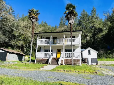 ~Landmark 1857 Farmhouse ~ Hot Tub ~ Pet Friendly ~ across from Sunset Beach ~ Hotels in der Nähe von Northwood Golf Club