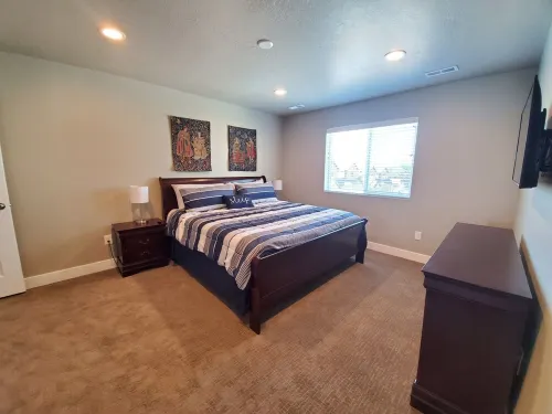 Secluded townhome midway between downtown & skiing; min from shops, & dining