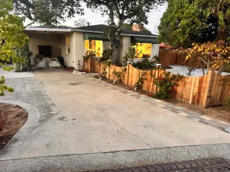 Charming 3-bedroom in Del Rey Oaks with AC, WiFi hot tub & all the hot comforts Отели в г. Сисайд