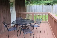 Secluded Luxury Mountain Chalet near downtown Fayetteville