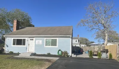 Gorgeous 4 bedroom/2 baths, 1/10 mile to the beach, outdoor patio with firepit