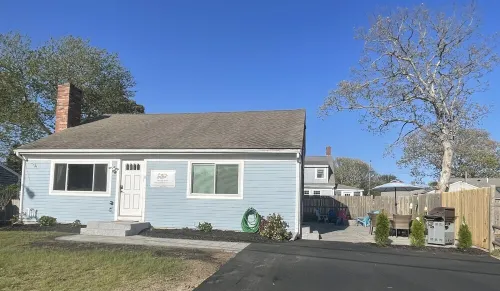 Gorgeous 4 bedroom/2 baths, 1/10 mile to the beach, outdoor patio with firepit Hotels in Dennis