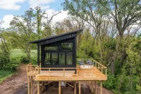 Treehouse on a large lavender farm + all amenities!