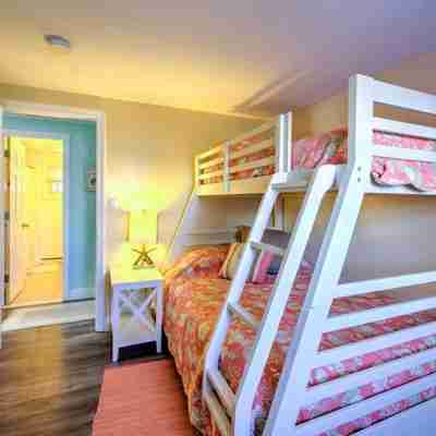 Walk to family friendly beach in West Dennis! Rooms