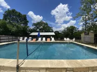 Frio Riverfront House+Bunkhouse, Volleyball Pool, Pavillion! - Swimmingpools