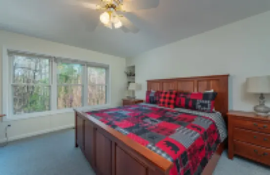 Spacious Mtn Getaway~Fire Pit+Grill, WiFi, Private, Mins to Downtown Burnsville! 揚西縣酒店