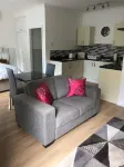 Spacious Studio Apartment with en-suite, full kitchen and private entrance