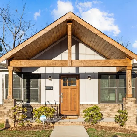3Br Walkable Downtown Retreat ~ King Bed + Porch