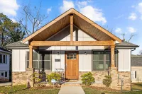 3BR Downtown Retreat • King Bed • Cozy & Fast WiFi Hotels near House Within