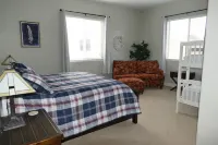 Private Home & Fenced POOL 32'x16', sleeps 15, Jacuzzi,  TV/Game rm, Play-Set