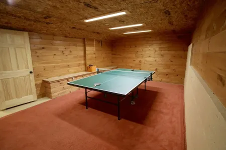 Beautiful, family-friendly home in private wilderness setting Отели в г. Уилмингтон