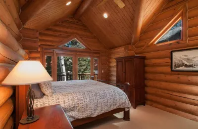 4 BR Mountain Village Luxury Log Home - Great Views, Sleeps 10 Отели рядом с достопримечательностью «Himmel Spa»